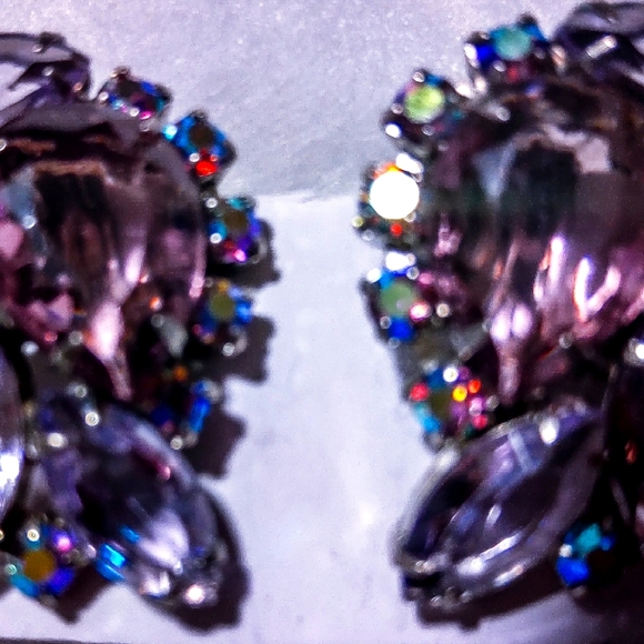 VINTAGE BRILLIANT RARE RHINESTONE ROSE/LILAC AURORA BOREALIS CLIP-ON EARRINGS - Picture 6 of 8